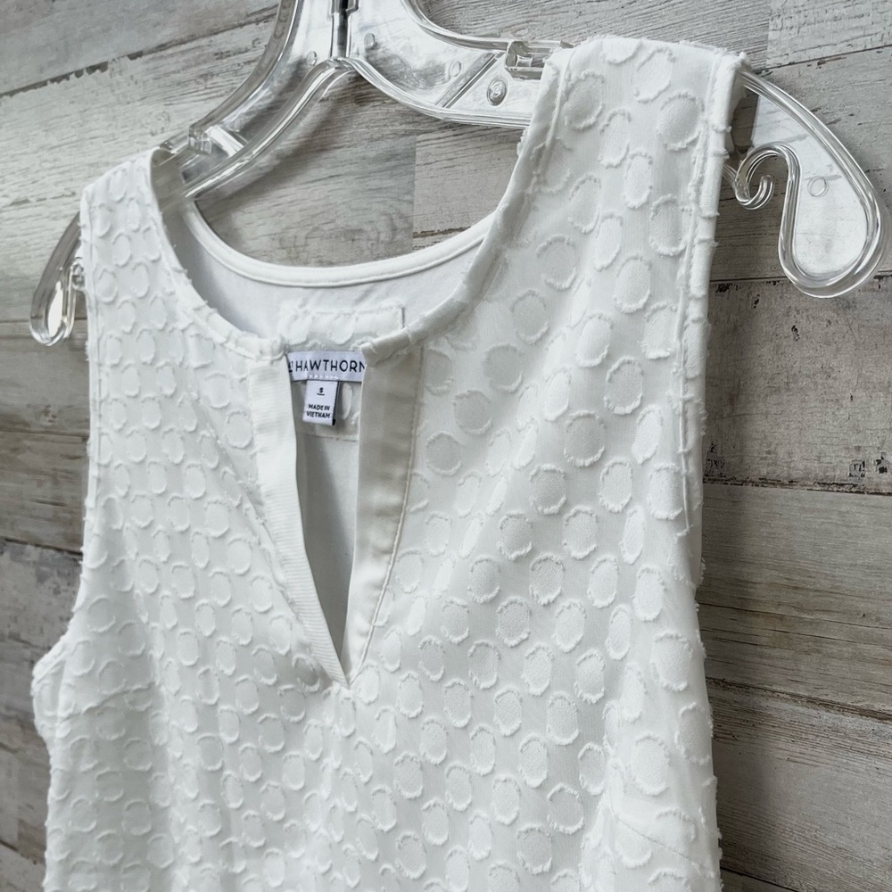 41 Hawthorn White Textured Circle Sleeveless Blouse - Picture 4 of 8